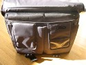 LOWEPRO CLASSIFIED 250 AW\n\nFoto und Text von Elmar - VIELEN DANK!\n\nKommentar:\n\nHallo!\n\nIch schicke Dir Bilder einer Tasche im Detail, die mir besonders gefllt. Du kannst sie gerne auf Deine Seite setzen. Ich schaue immer gerne nach und daher mchte ich mich auch aktiv an der "Datenbank" beteiligen.\n\nEs handelt sich dabei um die Lowepro Classified 250.\n\nZiel war es, eine Tasche zu finden, die folgende Anforderungen erfllt:\n\n* groes Fassungsvermgen (Body, mehrere Objektive, Blitz, ...)\n* sollte nicht nach Fototasche aussehen, also eher unauffllig\n* Aussehen nicht zu "steif"\n* nicht schwarz\n* neben den Fotosachen muss auch ein Notebook mit rein.\n* Sollte Flugzeugbordgepcktauglich sein (ungefhr).\n\nDiese Tasche soll mich zuknftig auf Reisen (Flug, Bahn) begleiten, ohne dass ich da Gepck aufgeben muss. Es soll quasi "Handgepck" sein. \n\nSolche Anforderungen an Taschen sind meist nicht zu erfllen, doch es gibt sie doch von Lowepro.\n\nLowepro ist ja als Hersteller hochwertiger Taschen und Ruckscke bekannt und so ist es nicht verwunderlich, dass die Taschen ebenfalls hochwertig ist. Der Stoff ist wie gewohnt robust, die Reiverschlsse stabil und ein Regencap ist auch noch dabei. Was will man mehr.\n\nEs gibt die Tasche auch in schwarz und auch als Classified 200 ohne Notebookfach (sonst gleich, dafr ca.2 cm dnner). Der Unterschied (Notebookfach) ist in Bild 11 zu sehen. Meiner Meinung nach ist die Flexibilitt mit dem Notebookfach (man kann ja auch Dokumente oder Bcher fr eine Reise reinstecken) grer als ohne und daher kam fr mich nur die 250er in Frage.\n\nGre\nElmar