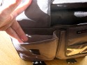 LOWEPRO CLASSIFIED 250 AW\n\nFoto und Text von Elmar - VIELEN DANK!\n\nKommentar:\n\nHallo!\n\nIch schicke Dir Bilder einer Tasche im Detail, die mir besonders gefllt. Du kannst sie gerne auf Deine Seite setzen. Ich schaue immer gerne nach und daher mchte ich mich auch aktiv an der "Datenbank" beteiligen.\n\nEs handelt sich dabei um die Lowepro Classified 250.\n\nZiel war es, eine Tasche zu finden, die folgende Anforderungen erfllt:\n\n* groes Fassungsvermgen (Body, mehrere Objektive, Blitz, ...)\n* sollte nicht nach Fototasche aussehen, also eher unauffllig\n* Aussehen nicht zu "steif"\n* nicht schwarz\n* neben den Fotosachen muss auch ein Notebook mit rein.\n* Sollte Flugzeugbordgepcktauglich sein (ungefhr).\n\nDiese Tasche soll mich zuknftig auf Reisen (Flug, Bahn) begleiten, ohne dass ich da Gepck aufgeben muss. Es soll quasi "Handgepck" sein. \n\nSolche Anforderungen an Taschen sind meist nicht zu erfllen, doch es gibt sie doch von Lowepro.\n\nLowepro ist ja als Hersteller hochwertiger Taschen und Ruckscke bekannt und so ist es nicht verwunderlich, dass die Taschen ebenfalls hochwertig ist. Der Stoff ist wie gewohnt robust, die Reiverschlsse stabil und ein Regencap ist auch noch dabei. Was will man mehr.\n\nEs gibt die Tasche auch in schwarz und auch als Classified 200 ohne Notebookfach (sonst gleich, dafr ca.2 cm dnner). Der Unterschied (Notebookfach) ist in Bild 11 zu sehen. Meiner Meinung nach ist die Flexibilitt mit dem Notebookfach (man kann ja auch Dokumente oder Bcher fr eine Reise reinstecken) grer als ohne und daher kam fr mich nur die 250er in Frage.\n\nGre\nElmar