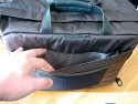 LOWEPRO CLASSIFIED 250 AW\n\nFoto und Text von Elmar - VIELEN DANK!\n\nKommentar:\n\nHallo!\n\nIch schicke Dir Bilder einer Tasche im Detail, die mir besonders gefllt. Du kannst sie gerne auf Deine Seite setzen. Ich schaue immer gerne nach und daher mchte ich mich auch aktiv an der "Datenbank" beteiligen.\n\nEs handelt sich dabei um die Lowepro Classified 250.\n\nZiel war es, eine Tasche zu finden, die folgende Anforderungen erfllt:\n\n* groes Fassungsvermgen (Body, mehrere Objektive, Blitz, ...)\n* sollte nicht nach Fototasche aussehen, also eher unauffllig\n* Aussehen nicht zu "steif"\n* nicht schwarz\n* neben den Fotosachen muss auch ein Notebook mit rein.\n* Sollte Flugzeugbordgepcktauglich sein (ungefhr).\n\nDiese Tasche soll mich zuknftig auf Reisen (Flug, Bahn) begleiten, ohne dass ich da Gepck aufgeben muss. Es soll quasi "Handgepck" sein. \n\nSolche Anforderungen an Taschen sind meist nicht zu erfllen, doch es gibt sie doch von Lowepro.\n\nLowepro ist ja als Hersteller hochwertiger Taschen und Ruckscke bekannt und so ist es nicht verwunderlich, dass die Taschen ebenfalls hochwertig ist. Der Stoff ist wie gewohnt robust, die Reiverschlsse stabil und ein Regencap ist auch noch dabei. Was will man mehr.\n\nEs gibt die Tasche auch in schwarz und auch als Classified 200 ohne Notebookfach (sonst gleich, dafr ca.2 cm dnner). Der Unterschied (Notebookfach) ist in Bild 11 zu sehen. Meiner Meinung nach ist die Flexibilitt mit dem Notebookfach (man kann ja auch Dokumente oder Bcher fr eine Reise reinstecken) grer als ohne und daher kam fr mich nur die 250er in Frage.\n\nGre\nElmar