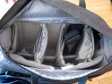 LOWEPRO CLASSIFIED 250 AW\n\nFoto und Text von Elmar - VIELEN DANK!\n\nKommentar:\n\nHallo!\n\nIch schicke Dir Bilder einer Tasche im Detail, die mir besonders gefllt. Du kannst sie gerne auf Deine Seite setzen. Ich schaue immer gerne nach und daher mchte ich mich auch aktiv an der "Datenbank" beteiligen.\n\nEs handelt sich dabei um die Lowepro Classified 250.\n\nZiel war es, eine Tasche zu finden, die folgende Anforderungen erfllt:\n\n* groes Fassungsvermgen (Body, mehrere Objektive, Blitz, ...)\n* sollte nicht nach Fototasche aussehen, also eher unauffllig\n* Aussehen nicht zu "steif"\n* nicht schwarz\n* neben den Fotosachen muss auch ein Notebook mit rein.\n* Sollte Flugzeugbordgepcktauglich sein (ungefhr).\n\nDiese Tasche soll mich zuknftig auf Reisen (Flug, Bahn) begleiten, ohne dass ich da Gepck aufgeben muss. Es soll quasi "Handgepck" sein. \n\nSolche Anforderungen an Taschen sind meist nicht zu erfllen, doch es gibt sie doch von Lowepro.\n\nLowepro ist ja als Hersteller hochwertiger Taschen und Ruckscke bekannt und so ist es nicht verwunderlich, dass die Taschen ebenfalls hochwertig ist. Der Stoff ist wie gewohnt robust, die Reiverschlsse stabil und ein Regencap ist auch noch dabei. Was will man mehr.\n\nEs gibt die Tasche auch in schwarz und auch als Classified 200 ohne Notebookfach (sonst gleich, dafr ca.2 cm dnner). Der Unterschied (Notebookfach) ist in Bild 11 zu sehen. Meiner Meinung nach ist die Flexibilitt mit dem Notebookfach (man kann ja auch Dokumente oder Bcher fr eine Reise reinstecken) grer als ohne und daher kam fr mich nur die 250er in Frage.\n\nGre\nElmar