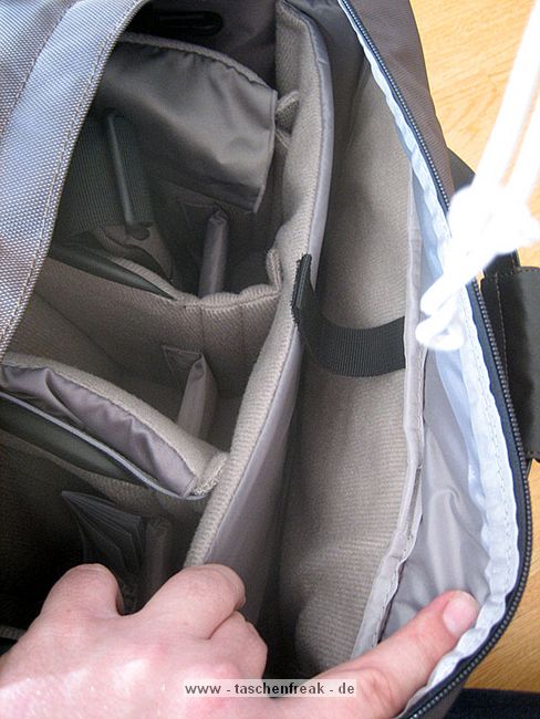 LOWEPRO CLASSIFIED 250 AW\n\nFoto und Text von Elmar - VIELEN DANK!\n\nKommentar:\n\nHallo!\n\nIch schicke Dir Bilder einer Tasche im Detail, die mir besonders gefällt. Du kannst sie gerne auf Deine Seite setzen. Ich schaue immer gerne nach und daher möchte ich mich auch aktiv an der "Datenbank" beteiligen.\n\nEs handelt sich dabei um die Lowepro Classified 250.\n\nZiel war es, eine Tasche zu finden, die folgende Anforderungen erfüllt:\n\n* großes Fassungsvermögen (Body, mehrere Objektive, Blitz, ...)\n* sollte nicht nach Fototasche aussehen, also eher unauffällig\n* Aussehen nicht zu "steif"\n* nicht schwarz\n* neben den Fotosachen muss auch ein Notebook mit rein.\n* Sollte Flugzeugbordgepäcktauglich sein (ungefähr).\n\nDiese Tasche soll mich zukünftig auf Reisen (Flug, Bahn) begleiten, ohne dass ich da Gepäck aufgeben muss. Es soll quasi "Handgepäck" sein. \n\nSolche Anforderungen an Taschen sind meist nicht zu erfüllen, doch es gibt sie doch von Lowepro.\n\nLowepro ist ja als Hersteller hochwertiger Taschen und Rucksäcke bekannt und so ist es nicht verwunderlich, dass die Taschen ebenfalls hochwertig ist. Der Stoff ist wie gewohnt robust, die Reißverschlüsse stabil und ein Regencap ist auch noch dabei. Was will man mehr.\n\nEs gibt die Tasche auch in schwarz und auch als Classified 200 ohne Notebookfach (sonst gleich, dafür ca.2 cm dünner). Der Unterschied (Notebookfach) ist in Bild 11 zu sehen. Meiner Meinung nach ist die Flexibilität mit dem Notebookfach (man kann ja auch Dokumente oder Bücher für eine Reise reinstecken) größer als ohne und daher kam für mich nur die 250er in Frage.\n\nGrüße\nElmar