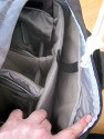 LOWEPRO CLASSIFIED 250 AW\n\nFoto und Text von Elmar - VIELEN DANK!\n\nKommentar:\n\nHallo!\n\nIch schicke Dir Bilder einer Tasche im Detail, die mir besonders gefllt. Du kannst sie gerne auf Deine Seite setzen. Ich schaue immer gerne nach und daher mchte ich mich auch aktiv an der "Datenbank" beteiligen.\n\nEs handelt sich dabei um die Lowepro Classified 250.\n\nZiel war es, eine Tasche zu finden, die folgende Anforderungen erfllt:\n\n* groes Fassungsvermgen (Body, mehrere Objektive, Blitz, ...)\n* sollte nicht nach Fototasche aussehen, also eher unauffllig\n* Aussehen nicht zu "steif"\n* nicht schwarz\n* neben den Fotosachen muss auch ein Notebook mit rein.\n* Sollte Flugzeugbordgepcktauglich sein (ungefhr).\n\nDiese Tasche soll mich zuknftig auf Reisen (Flug, Bahn) begleiten, ohne dass ich da Gepck aufgeben muss. Es soll quasi "Handgepck" sein. \n\nSolche Anforderungen an Taschen sind meist nicht zu erfllen, doch es gibt sie doch von Lowepro.\n\nLowepro ist ja als Hersteller hochwertiger Taschen und Ruckscke bekannt und so ist es nicht verwunderlich, dass die Taschen ebenfalls hochwertig ist. Der Stoff ist wie gewohnt robust, die Reiverschlsse stabil und ein Regencap ist auch noch dabei. Was will man mehr.\n\nEs gibt die Tasche auch in schwarz und auch als Classified 200 ohne Notebookfach (sonst gleich, dafr ca.2 cm dnner). Der Unterschied (Notebookfach) ist in Bild 11 zu sehen. Meiner Meinung nach ist die Flexibilitt mit dem Notebookfach (man kann ja auch Dokumente oder Bcher fr eine Reise reinstecken) grer als ohne und daher kam fr mich nur die 250er in Frage.\n\nGre\nElmar