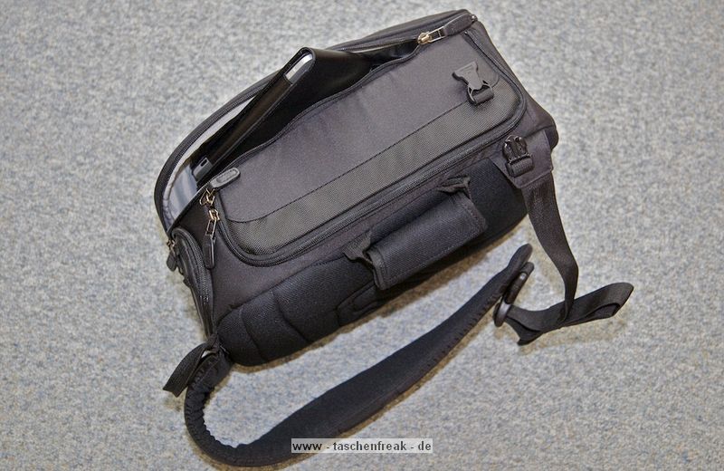 LOWEPRO CLASSIFIED 180 AW\n\nFoto und Text von Andreas Koch - VIELEN DANK!\n\nKommentar:\n\nHi Jrg, anbei wie versprochen die Bilder zur oben genannten Tasche. \n\nWar jetzt mehrfach damit unterwegs und bin davon total berzeugt. Vor allem gefllt mir, dass man die Tasche nach vorne ziehen kann und sie dann wie ein Tablett vor einem liegt, d.h. man kann die Objektive bequem reinstellen und rausziehen, ohne dass einem wie bei einer Schultertasche das ganze immer zur Seite weg will oder zusammenklappt. \n\nDie Sling hat ein Fach frs iPad. \n\nKleine Zusatztasche fr Kleinkram, bei mir Microfasertuch, Taschentcher, Handy und Ministativ + Verlngerungsstange.\n\nKamerafach: GH1 + 14-140 immer griffbereit montiert zum Rausziehen in der Mitte, darum herum die Objektive und Blitz:\n\nAlles frei konfigurierbar: bei mir sitzen unten 2x Filter (Pol + Grau), dann in den Abteilungen Blitz, 45-200, andere Seite 7-14 und 20/1,7 (alle mit Gelis).\n\nOberes Fach: 3x 16 GB Speicherkarten, Blitzfu fr den FL36R und Ersatzakku.\n\nHoffe das hilft dir weiter?\n\nAndreas