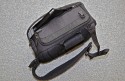 LOWEPRO CLASSIFIED 180 AW\n\nFoto und Text von Andreas Koch - VIELEN DANK!\n\nKommentar:\n\nHi Jrg, anbei wie versprochen die Bilder zur oben genannten Tasche. \n\nWar jetzt mehrfach damit unterwegs und bin davon total berzeugt. Vor allem gefllt mir, dass man die Tasche nach vorne ziehen kann und sie dann wie ein Tablett vor einem liegt, d.h. man kann die Objektive bequem reinstellen und rausziehen, ohne dass einem wie bei einer Schultertasche das ganze immer zur Seite weg will oder zusammenklappt. \n\nDie Sling hat ein Fach frs iPad. \n\nKleine Zusatztasche fr Kleinkram, bei mir Microfasertuch, Taschentcher, Handy und Ministativ + Verlngerungsstange.\n\nKamerafach: GH1 + 14-140 immer griffbereit montiert zum Rausziehen in der Mitte, darum herum die Objektive und Blitz:\n\nAlles frei konfigurierbar: bei mir sitzen unten 2x Filter (Pol + Grau), dann in den Abteilungen Blitz, 45-200, andere Seite 7-14 und 20/1,7 (alle mit Gelis).\n\nOberes Fach: 3x 16 GB Speicherkarten, Blitzfu fr den FL36R und Ersatzakku.\n\nHoffe das hilft dir weiter?\n\nAndreas