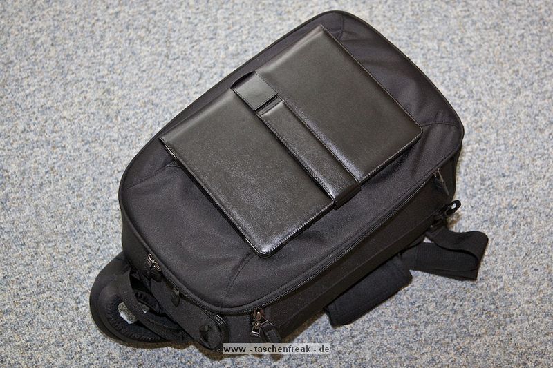 LOWEPRO CLASSIFIED 180 AW\n\nFoto und Text von Andreas Koch - VIELEN DANK!\n\nKommentar:\n\nHi Jrg, anbei wie versprochen die Bilder zur oben genannten Tasche. \n\nWar jetzt mehrfach damit unterwegs und bin davon total berzeugt. Vor allem gefllt mir, dass man die Tasche nach vorne ziehen kann und sie dann wie ein Tablett vor einem liegt, d.h. man kann die Objektive bequem reinstellen und rausziehen, ohne dass einem wie bei einer Schultertasche das ganze immer zur Seite weg will oder zusammenklappt. \n\nDie Sling hat ein Fach frs iPad. \n\nKleine Zusatztasche fr Kleinkram, bei mir Microfasertuch, Taschentcher, Handy und Ministativ + Verlngerungsstange.\n\nKamerafach: GH1 + 14-140 immer griffbereit montiert zum Rausziehen in der Mitte, darum herum die Objektive und Blitz:\n\nAlles frei konfigurierbar: bei mir sitzen unten 2x Filter (Pol + Grau), dann in den Abteilungen Blitz, 45-200, andere Seite 7-14 und 20/1,7 (alle mit Gelis).\n\nOberes Fach: 3x 16 GB Speicherkarten, Blitzfu fr den FL36R und Ersatzakku.\n\nHoffe das hilft dir weiter?\n\nAndreas