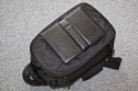 LOWEPRO CLASSIFIED 180 AW\n\nFoto und Text von Andreas Koch - VIELEN DANK!\n\nKommentar:\n\nHi Jrg, anbei wie versprochen die Bilder zur oben genannten Tasche. \n\nWar jetzt mehrfach damit unterwegs und bin davon total berzeugt. Vor allem gefllt mir, dass man die Tasche nach vorne ziehen kann und sie dann wie ein Tablett vor einem liegt, d.h. man kann die Objektive bequem reinstellen und rausziehen, ohne dass einem wie bei einer Schultertasche das ganze immer zur Seite weg will oder zusammenklappt. \n\nDie Sling hat ein Fach frs iPad. \n\nKleine Zusatztasche fr Kleinkram, bei mir Microfasertuch, Taschentcher, Handy und Ministativ + Verlngerungsstange.\n\nKamerafach: GH1 + 14-140 immer griffbereit montiert zum Rausziehen in der Mitte, darum herum die Objektive und Blitz:\n\nAlles frei konfigurierbar: bei mir sitzen unten 2x Filter (Pol + Grau), dann in den Abteilungen Blitz, 45-200, andere Seite 7-14 und 20/1,7 (alle mit Gelis).\n\nOberes Fach: 3x 16 GB Speicherkarten, Blitzfu fr den FL36R und Ersatzakku.\n\nHoffe das hilft dir weiter?\n\nAndreas