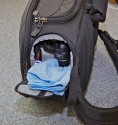 LOWEPRO CLASSIFIED 180 AW\n\nFoto und Text von Andreas Koch - VIELEN DANK!\n\nKommentar:\n\nHi Jrg, anbei wie versprochen die Bilder zur oben genannten Tasche. \n\nWar jetzt mehrfach damit unterwegs und bin davon total berzeugt. Vor allem gefllt mir, dass man die Tasche nach vorne ziehen kann und sie dann wie ein Tablett vor einem liegt, d.h. man kann die Objektive bequem reinstellen und rausziehen, ohne dass einem wie bei einer Schultertasche das ganze immer zur Seite weg will oder zusammenklappt. \n\nDie Sling hat ein Fach frs iPad. \n\nKleine Zusatztasche fr Kleinkram, bei mir Microfasertuch, Taschentcher, Handy und Ministativ + Verlngerungsstange.\n\nKamerafach: GH1 + 14-140 immer griffbereit montiert zum Rausziehen in der Mitte, darum herum die Objektive und Blitz:\n\nAlles frei konfigurierbar: bei mir sitzen unten 2x Filter (Pol + Grau), dann in den Abteilungen Blitz, 45-200, andere Seite 7-14 und 20/1,7 (alle mit Gelis).\n\nOberes Fach: 3x 16 GB Speicherkarten, Blitzfu fr den FL36R und Ersatzakku.\n\nHoffe das hilft dir weiter?\n\nAndreas