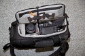 LOWEPRO CLASSIFIED 180 AW\n\nFoto und Text von Andreas Koch - VIELEN DANK!\n\nKommentar:\n\nHi Jrg, anbei wie versprochen die Bilder zur oben genannten Tasche. \n\nWar jetzt mehrfach damit unterwegs und bin davon total berzeugt. Vor allem gefllt mir, dass man die Tasche nach vorne ziehen kann und sie dann wie ein Tablett vor einem liegt, d.h. man kann die Objektive bequem reinstellen und rausziehen, ohne dass einem wie bei einer Schultertasche das ganze immer zur Seite weg will oder zusammenklappt. \n\nDie Sling hat ein Fach frs iPad. \n\nKleine Zusatztasche fr Kleinkram, bei mir Microfasertuch, Taschentcher, Handy und Ministativ + Verlngerungsstange.\n\nKamerafach: GH1 + 14-140 immer griffbereit montiert zum Rausziehen in der Mitte, darum herum die Objektive und Blitz:\n\nAlles frei konfigurierbar: bei mir sitzen unten 2x Filter (Pol + Grau), dann in den Abteilungen Blitz, 45-200, andere Seite 7-14 und 20/1,7 (alle mit Gelis).\n\nOberes Fach: 3x 16 GB Speicherkarten, Blitzfu fr den FL36R und Ersatzakku.\n\nHoffe das hilft dir weiter?\n\nAndreas