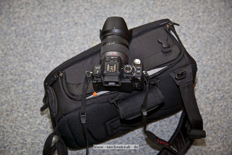 LOWEPRO CLASSIFIED 180 AW\n\nFoto und Text von Andreas Koch - VIELEN DANK!\n\nKommentar:\n\nHi Jrg, anbei wie versprochen die Bilder zur oben genannten Tasche. \n\nWar jetzt mehrfach damit unterwegs und bin davon total berzeugt. Vor allem gefllt mir, dass man die Tasche nach vorne ziehen kann und sie dann wie ein Tablett vor einem liegt, d.h. man kann die Objektive bequem reinstellen und rausziehen, ohne dass einem wie bei einer Schultertasche das ganze immer zur Seite weg will oder zusammenklappt. \n\nDie Sling hat ein Fach frs iPad. \n\nKleine Zusatztasche fr Kleinkram, bei mir Microfasertuch, Taschentcher, Handy und Ministativ + Verlngerungsstange.\n\nKamerafach: GH1 + 14-140 immer griffbereit montiert zum Rausziehen in der Mitte, darum herum die Objektive und Blitz:\n\nAlles frei konfigurierbar: bei mir sitzen unten 2x Filter (Pol + Grau), dann in den Abteilungen Blitz, 45-200, andere Seite 7-14 und 20/1,7 (alle mit Gelis).\n\nOberes Fach: 3x 16 GB Speicherkarten, Blitzfu fr den FL36R und Ersatzakku.\n\nHoffe das hilft dir weiter?\n\nAndreas