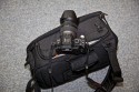 LOWEPRO CLASSIFIED 180 AW\n\nFoto und Text von Andreas Koch - VIELEN DANK!\n\nKommentar:\n\nHi Jrg, anbei wie versprochen die Bilder zur oben genannten Tasche. \n\nWar jetzt mehrfach damit unterwegs und bin davon total berzeugt. Vor allem gefllt mir, dass man die Tasche nach vorne ziehen kann und sie dann wie ein Tablett vor einem liegt, d.h. man kann die Objektive bequem reinstellen und rausziehen, ohne dass einem wie bei einer Schultertasche das ganze immer zur Seite weg will oder zusammenklappt. \n\nDie Sling hat ein Fach frs iPad. \n\nKleine Zusatztasche fr Kleinkram, bei mir Microfasertuch, Taschentcher, Handy und Ministativ + Verlngerungsstange.\n\nKamerafach: GH1 + 14-140 immer griffbereit montiert zum Rausziehen in der Mitte, darum herum die Objektive und Blitz:\n\nAlles frei konfigurierbar: bei mir sitzen unten 2x Filter (Pol + Grau), dann in den Abteilungen Blitz, 45-200, andere Seite 7-14 und 20/1,7 (alle mit Gelis).\n\nOberes Fach: 3x 16 GB Speicherkarten, Blitzfu fr den FL36R und Ersatzakku.\n\nHoffe das hilft dir weiter?\n\nAndreas
