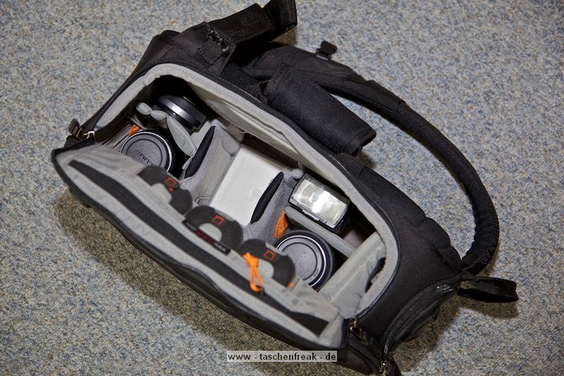 LOWEPRO CLASSIFIED 180 AW\n\nFoto und Text von Andreas Koch - VIELEN DANK!\n\nKommentar:\n\nHi Jrg, anbei wie versprochen die Bilder zur oben genannten Tasche. \n\nWar jetzt mehrfach damit unterwegs und bin davon total berzeugt. Vor allem gefllt mir, dass man die Tasche nach vorne ziehen kann und sie dann wie ein Tablett vor einem liegt, d.h. man kann die Objektive bequem reinstellen und rausziehen, ohne dass einem wie bei einer Schultertasche das ganze immer zur Seite weg will oder zusammenklappt. \n\nDie Sling hat ein Fach frs iPad. \n\nKleine Zusatztasche fr Kleinkram, bei mir Microfasertuch, Taschentcher, Handy und Ministativ + Verlngerungsstange.\n\nKamerafach: GH1 + 14-140 immer griffbereit montiert zum Rausziehen in der Mitte, darum herum die Objektive und Blitz:\n\nAlles frei konfigurierbar: bei mir sitzen unten 2x Filter (Pol + Grau), dann in den Abteilungen Blitz, 45-200, andere Seite 7-14 und 20/1,7 (alle mit Gelis).\n\nOberes Fach: 3x 16 GB Speicherkarten, Blitzfu fr den FL36R und Ersatzakku.\n\nHoffe das hilft dir weiter?\n\nAndreas
