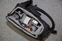 LOWEPRO CLASSIFIED 180 AW\n\nFoto und Text von Andreas Koch - VIELEN DANK!\n\nKommentar:\n\nHi Jrg, anbei wie versprochen die Bilder zur oben genannten Tasche. \n\nWar jetzt mehrfach damit unterwegs und bin davon total berzeugt. Vor allem gefllt mir, dass man die Tasche nach vorne ziehen kann und sie dann wie ein Tablett vor einem liegt, d.h. man kann die Objektive bequem reinstellen und rausziehen, ohne dass einem wie bei einer Schultertasche das ganze immer zur Seite weg will oder zusammenklappt. \n\nDie Sling hat ein Fach frs iPad. \n\nKleine Zusatztasche fr Kleinkram, bei mir Microfasertuch, Taschentcher, Handy und Ministativ + Verlngerungsstange.\n\nKamerafach: GH1 + 14-140 immer griffbereit montiert zum Rausziehen in der Mitte, darum herum die Objektive und Blitz:\n\nAlles frei konfigurierbar: bei mir sitzen unten 2x Filter (Pol + Grau), dann in den Abteilungen Blitz, 45-200, andere Seite 7-14 und 20/1,7 (alle mit Gelis).\n\nOberes Fach: 3x 16 GB Speicherkarten, Blitzfu fr den FL36R und Ersatzakku.\n\nHoffe das hilft dir weiter?\n\nAndreas