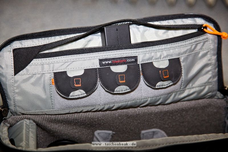 LOWEPRO CLASSIFIED 180 AW\n\nFoto und Text von Andreas Koch - VIELEN DANK!\n\nKommentar:\n\nHi Jrg, anbei wie versprochen die Bilder zur oben genannten Tasche. \n\nWar jetzt mehrfach damit unterwegs und bin davon total berzeugt. Vor allem gefllt mir, dass man die Tasche nach vorne ziehen kann und sie dann wie ein Tablett vor einem liegt, d.h. man kann die Objektive bequem reinstellen und rausziehen, ohne dass einem wie bei einer Schultertasche das ganze immer zur Seite weg will oder zusammenklappt. \n\nDie Sling hat ein Fach frs iPad. \n\nKleine Zusatztasche fr Kleinkram, bei mir Microfasertuch, Taschentcher, Handy und Ministativ + Verlngerungsstange.\n\nKamerafach: GH1 + 14-140 immer griffbereit montiert zum Rausziehen in der Mitte, darum herum die Objektive und Blitz:\n\nAlles frei konfigurierbar: bei mir sitzen unten 2x Filter (Pol + Grau), dann in den Abteilungen Blitz, 45-200, andere Seite 7-14 und 20/1,7 (alle mit Gelis).\n\nOberes Fach: 3x 16 GB Speicherkarten, Blitzfu fr den FL36R und Ersatzakku.\n\nHoffe das hilft dir weiter?\n\nAndreas