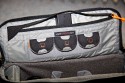 LOWEPRO CLASSIFIED 180 AW\n\nFoto und Text von Andreas Koch - VIELEN DANK!\n\nKommentar:\n\nHi Jrg, anbei wie versprochen die Bilder zur oben genannten Tasche. \n\nWar jetzt mehrfach damit unterwegs und bin davon total berzeugt. Vor allem gefllt mir, dass man die Tasche nach vorne ziehen kann und sie dann wie ein Tablett vor einem liegt, d.h. man kann die Objektive bequem reinstellen und rausziehen, ohne dass einem wie bei einer Schultertasche das ganze immer zur Seite weg will oder zusammenklappt. \n\nDie Sling hat ein Fach frs iPad. \n\nKleine Zusatztasche fr Kleinkram, bei mir Microfasertuch, Taschentcher, Handy und Ministativ + Verlngerungsstange.\n\nKamerafach: GH1 + 14-140 immer griffbereit montiert zum Rausziehen in der Mitte, darum herum die Objektive und Blitz:\n\nAlles frei konfigurierbar: bei mir sitzen unten 2x Filter (Pol + Grau), dann in den Abteilungen Blitz, 45-200, andere Seite 7-14 und 20/1,7 (alle mit Gelis).\n\nOberes Fach: 3x 16 GB Speicherkarten, Blitzfu fr den FL36R und Ersatzakku.\n\nHoffe das hilft dir weiter?\n\nAndreas