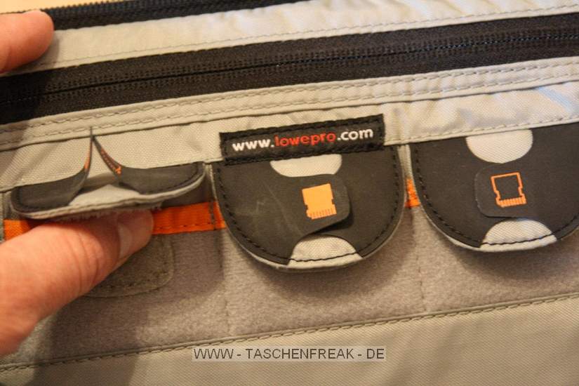 LOWEPRO CLASSIFIED SLING 220 AW\n\nFoto und Kommentar von Oliver Koch - VIELEN DANK!\n\nKommentar:\n\nHallo Jrg,\n\nvielen Dank fr deine tolle Seite, die mir bereits gute Dienste \ngeleistet hat. Nun kann ich auch einmal zur Erweiterung der bersicht \nbeitragen:\n\nIch habe mir den Classified Sling 220 AW gekauft, weil mir zwar das  \nKonzept der Slingshot 300 AW gut gefiel, der Zugriff auf die  \nAusrstung jedoch recht klein war. Auerdem gefiel mir die Anordnung  \nder Unterteilungen beim Slingshot nicht, da ich alle Objektive durch  \ndie seitliche ffnung ereichen wollte.\n\nDie Classified 220 AW kann komplett ausgerumt werden, was eine  \nfreie Einteilung erleichtert und auch eine Nutzung als Daypack  \nermglicht. Bei den Einteilungen gefallen mir besonders die  \nAbdeckungen, die mit einer kleinen orangefarbenen Lasche versehen  \nsind und ermglichen, zwei Objektive bereinander unterzubringen.  \n\nDie Tasche ist stabiler als der Slingshot und hat trotzdem eine  \nwesentlich grere ffnung. Leider ist der Hftgurt nicht  \ngepolstert, dafr lsst er sich aber bei Nichtgebrauch in das  \nRckenteil der Tasche schieben. \n\nNettes Detail sind die Taschen fr  \nSpeicherkarten, die mit einer Anzeige fr leer/voll ausgestattet  \nsind. \n\nDie Stativhalterung ist okay, reicht allerdings bis unter den  \nBoden der Tasche - Absetzen der Tasche mit Stativ drfte also nicht  \nso toll sein...\n\nDas Laptopfach ist recht schmal geraten, die Angabe von LowePro ist  \nda mit 28 cm recht optimistisch ausgefallen - 25 cm habe ich bei mir  \ngemessen.