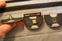 LOWEPRO CLASSIFIED SLING 220 AW\n\nFoto und Kommentar von Oliver Koch - VIELEN DANK!\n\nKommentar:\n\nHallo Jrg,\n\nvielen Dank fr deine tolle Seite, die mir bereits gute Dienste \ngeleistet hat. Nun kann ich auch einmal zur Erweiterung der bersicht \nbeitragen:\n\nIch habe mir den Classified Sling 220 AW gekauft, weil mir zwar das  \nKonzept der Slingshot 300 AW gut gefiel, der Zugriff auf die  \nAusrstung jedoch recht klein war. Auerdem gefiel mir die Anordnung  \nder Unterteilungen beim Slingshot nicht, da ich alle Objektive durch  \ndie seitliche ffnung ereichen wollte.\n\nDie Classified 220 AW kann komplett ausgerumt werden, was eine  \nfreie Einteilung erleichtert und auch eine Nutzung als Daypack  \nermglicht. Bei den Einteilungen gefallen mir besonders die  \nAbdeckungen, die mit einer kleinen orangefarbenen Lasche versehen  \nsind und ermglichen, zwei Objektive bereinander unterzubringen.  \n\nDie Tasche ist stabiler als der Slingshot und hat trotzdem eine  \nwesentlich grere ffnung. Leider ist der Hftgurt nicht  \ngepolstert, dafr lsst er sich aber bei Nichtgebrauch in das  \nRckenteil der Tasche schieben. \n\nNettes Detail sind die Taschen fr  \nSpeicherkarten, die mit einer Anzeige fr leer/voll ausgestattet  \nsind. \n\nDie Stativhalterung ist okay, reicht allerdings bis unter den  \nBoden der Tasche - Absetzen der Tasche mit Stativ drfte also nicht  \nso toll sein...\n\nDas Laptopfach ist recht schmal geraten, die Angabe von LowePro ist  \nda mit 28 cm recht optimistisch ausgefallen - 25 cm habe ich bei mir  \ngemessen.