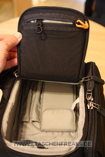 LOWEPRO CLASSIFIED SLING 220 AW\n\nFoto und Kommentar von Oliver Koch - VIELEN DANK!\n\nKommentar:\n\nHallo Jörg,\n\nvielen Dank für deine tolle Seite, die mir bereits gute Dienste \ngeleistet hat. Nun kann ich auch einmal zur Erweiterung der Übersicht \nbeitragen:\n\nIch habe mir den Classified Sling 220 AW gekauft, weil mir zwar das  \nKonzept der Slingshot 300 AW gut gefiel, der Zugriff auf die  \nAusrüstung jedoch recht klein war. Außerdem gefiel mir die Anordnung  \nder Unterteilungen beim Slingshot nicht, da ich alle Objektive durch  \ndie seitliche Öffnung ereichen wollte.\n\nDie Classified 220 AW kann komplett ausgeräumt werden, was eine  \nfreie Einteilung erleichtert und auch eine Nutzung als Daypack  \nermöglicht. Bei den Einteilungen gefallen mir besonders die  \nAbdeckungen, die mit einer kleinen orangefarbenen Lasche versehen  \nsind und ermöglichen, zwei Objektive übereinander unterzubringen.  \n\nDie Tasche ist stabiler als der Slingshot und hat trotzdem eine  \nwesentlich größere Öffnung. Leider ist der Hüftgurt nicht  \ngepolstert, dafür lässt er sich aber bei Nichtgebrauch in das  \nRückenteil der Tasche schieben. \n\nNettes Detail sind die Taschen für  \nSpeicherkarten, die mit einer Anzeige für leer/voll ausgestattet  \nsind. \n\nDie Stativhalterung ist okay, reicht allerdings bis unter den  \nBoden der Tasche - Absetzen der Tasche mit Stativ dürfte also nicht  \nso toll sein...\n\nDas Laptopfach ist recht schmal geraten, die Angabe von LowePro ist  \nda mit 28 cm recht optimistisch ausgefallen - 25 cm habe ich bei mir  \ngemessen.