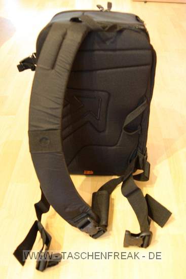 LOWEPRO CLASSIFIED SLING 220 AW\n\nFoto und Kommentar von Oliver Koch - VIELEN DANK!\n\nKommentar:\n\nHallo Jrg,\n\nvielen Dank fr deine tolle Seite, die mir bereits gute Dienste \ngeleistet hat. Nun kann ich auch einmal zur Erweiterung der bersicht \nbeitragen:\n\nIch habe mir den Classified Sling 220 AW gekauft, weil mir zwar das  \nKonzept der Slingshot 300 AW gut gefiel, der Zugriff auf die  \nAusrstung jedoch recht klein war. Auerdem gefiel mir die Anordnung  \nder Unterteilungen beim Slingshot nicht, da ich alle Objektive durch  \ndie seitliche ffnung ereichen wollte.\n\nDie Classified 220 AW kann komplett ausgerumt werden, was eine  \nfreie Einteilung erleichtert und auch eine Nutzung als Daypack  \nermglicht. Bei den Einteilungen gefallen mir besonders die  \nAbdeckungen, die mit einer kleinen orangefarbenen Lasche versehen  \nsind und ermglichen, zwei Objektive bereinander unterzubringen.  \n\nDie Tasche ist stabiler als der Slingshot und hat trotzdem eine  \nwesentlich grere ffnung. Leider ist der Hftgurt nicht  \ngepolstert, dafr lsst er sich aber bei Nichtgebrauch in das  \nRckenteil der Tasche schieben. \n\nNettes Detail sind die Taschen fr  \nSpeicherkarten, die mit einer Anzeige fr leer/voll ausgestattet  \nsind. \n\nDie Stativhalterung ist okay, reicht allerdings bis unter den  \nBoden der Tasche - Absetzen der Tasche mit Stativ drfte also nicht  \nso toll sein...\n\nDas Laptopfach ist recht schmal geraten, die Angabe von LowePro ist  \nda mit 28 cm recht optimistisch ausgefallen - 25 cm habe ich bei mir  \ngemessen.