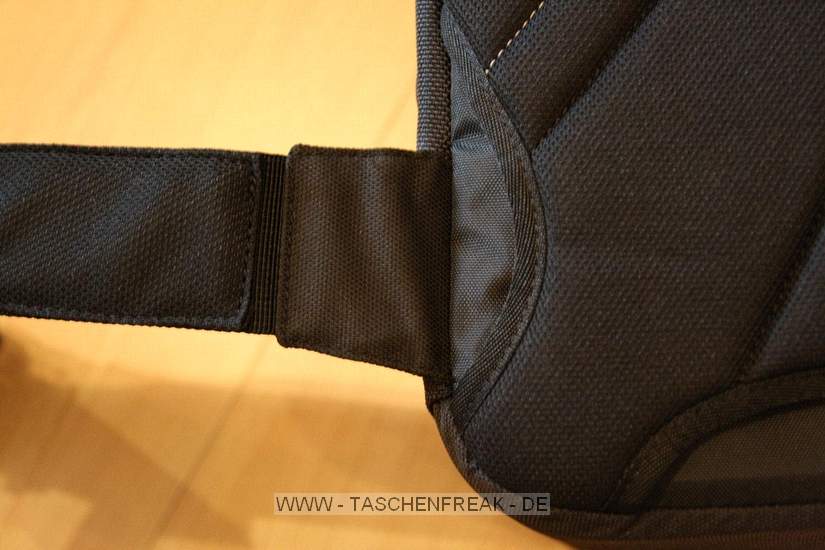 LOWEPRO CLASSIFIED SLING 220 AW\n\nFoto und Kommentar von Oliver Koch - VIELEN DANK!\n\nKommentar:\n\nHallo Jrg,\n\nvielen Dank fr deine tolle Seite, die mir bereits gute Dienste \ngeleistet hat. Nun kann ich auch einmal zur Erweiterung der bersicht \nbeitragen:\n\nIch habe mir den Classified Sling 220 AW gekauft, weil mir zwar das  \nKonzept der Slingshot 300 AW gut gefiel, der Zugriff auf die  \nAusrstung jedoch recht klein war. Auerdem gefiel mir die Anordnung  \nder Unterteilungen beim Slingshot nicht, da ich alle Objektive durch  \ndie seitliche ffnung ereichen wollte.\n\nDie Classified 220 AW kann komplett ausgerumt werden, was eine  \nfreie Einteilung erleichtert und auch eine Nutzung als Daypack  \nermglicht. Bei den Einteilungen gefallen mir besonders die  \nAbdeckungen, die mit einer kleinen orangefarbenen Lasche versehen  \nsind und ermglichen, zwei Objektive bereinander unterzubringen.  \n\nDie Tasche ist stabiler als der Slingshot und hat trotzdem eine  \nwesentlich grere ffnung. Leider ist der Hftgurt nicht  \ngepolstert, dafr lsst er sich aber bei Nichtgebrauch in das  \nRckenteil der Tasche schieben. \n\nNettes Detail sind die Taschen fr  \nSpeicherkarten, die mit einer Anzeige fr leer/voll ausgestattet  \nsind. \n\nDie Stativhalterung ist okay, reicht allerdings bis unter den  \nBoden der Tasche - Absetzen der Tasche mit Stativ drfte also nicht  \nso toll sein...\n\nDas Laptopfach ist recht schmal geraten, die Angabe von LowePro ist  \nda mit 28 cm recht optimistisch ausgefallen - 25 cm habe ich bei mir  \ngemessen.