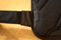 LOWEPRO CLASSIFIED SLING 220 AW\n\nFoto und Kommentar von Oliver Koch - VIELEN DANK!\n\nKommentar:\n\nHallo Jrg,\n\nvielen Dank fr deine tolle Seite, die mir bereits gute Dienste \ngeleistet hat. Nun kann ich auch einmal zur Erweiterung der bersicht \nbeitragen:\n\nIch habe mir den Classified Sling 220 AW gekauft, weil mir zwar das  \nKonzept der Slingshot 300 AW gut gefiel, der Zugriff auf die  \nAusrstung jedoch recht klein war. Auerdem gefiel mir die Anordnung  \nder Unterteilungen beim Slingshot nicht, da ich alle Objektive durch  \ndie seitliche ffnung ereichen wollte.\n\nDie Classified 220 AW kann komplett ausgerumt werden, was eine  \nfreie Einteilung erleichtert und auch eine Nutzung als Daypack  \nermglicht. Bei den Einteilungen gefallen mir besonders die  \nAbdeckungen, die mit einer kleinen orangefarbenen Lasche versehen  \nsind und ermglichen, zwei Objektive bereinander unterzubringen.  \n\nDie Tasche ist stabiler als der Slingshot und hat trotzdem eine  \nwesentlich grere ffnung. Leider ist der Hftgurt nicht  \ngepolstert, dafr lsst er sich aber bei Nichtgebrauch in das  \nRckenteil der Tasche schieben. \n\nNettes Detail sind die Taschen fr  \nSpeicherkarten, die mit einer Anzeige fr leer/voll ausgestattet  \nsind. \n\nDie Stativhalterung ist okay, reicht allerdings bis unter den  \nBoden der Tasche - Absetzen der Tasche mit Stativ drfte also nicht  \nso toll sein...\n\nDas Laptopfach ist recht schmal geraten, die Angabe von LowePro ist  \nda mit 28 cm recht optimistisch ausgefallen - 25 cm habe ich bei mir  \ngemessen.