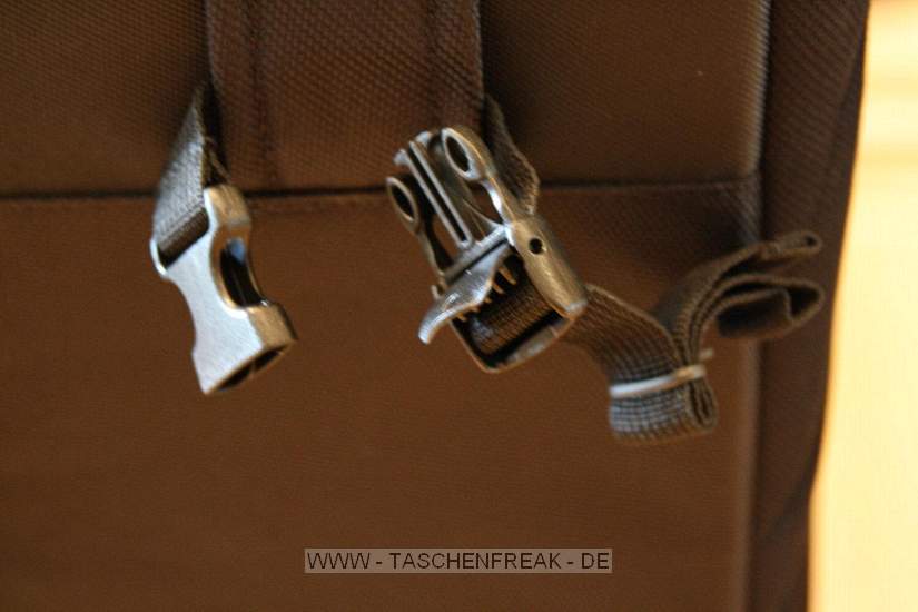 LOWEPRO CLASSIFIED SLING 220 AW\n\nFoto und Kommentar von Oliver Koch - VIELEN DANK!\n\nKommentar:\n\nHallo Jrg,\n\nvielen Dank fr deine tolle Seite, die mir bereits gute Dienste \ngeleistet hat. Nun kann ich auch einmal zur Erweiterung der bersicht \nbeitragen:\n\nIch habe mir den Classified Sling 220 AW gekauft, weil mir zwar das  \nKonzept der Slingshot 300 AW gut gefiel, der Zugriff auf die  \nAusrstung jedoch recht klein war. Auerdem gefiel mir die Anordnung  \nder Unterteilungen beim Slingshot nicht, da ich alle Objektive durch  \ndie seitliche ffnung ereichen wollte.\n\nDie Classified 220 AW kann komplett ausgerumt werden, was eine  \nfreie Einteilung erleichtert und auch eine Nutzung als Daypack  \nermglicht. Bei den Einteilungen gefallen mir besonders die  \nAbdeckungen, die mit einer kleinen orangefarbenen Lasche versehen  \nsind und ermglichen, zwei Objektive bereinander unterzubringen.  \n\nDie Tasche ist stabiler als der Slingshot und hat trotzdem eine  \nwesentlich grere ffnung. Leider ist der Hftgurt nicht  \ngepolstert, dafr lsst er sich aber bei Nichtgebrauch in das  \nRckenteil der Tasche schieben. \n\nNettes Detail sind die Taschen fr  \nSpeicherkarten, die mit einer Anzeige fr leer/voll ausgestattet  \nsind. \n\nDie Stativhalterung ist okay, reicht allerdings bis unter den  \nBoden der Tasche - Absetzen der Tasche mit Stativ drfte also nicht  \nso toll sein...\n\nDas Laptopfach ist recht schmal geraten, die Angabe von LowePro ist  \nda mit 28 cm recht optimistisch ausgefallen - 25 cm habe ich bei mir  \ngemessen.