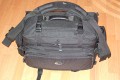 Foto von Jrg Langer\n\nKommentar des Nutzers:\n\nDas grte Taschenmodell von Lowepro aus der Pro Serie.\nExtrem robust und sehr vielseitig einzuteilen. Voll gepackt allerdings nur fr kurze Transportwege zu Fu geeignet ungeachtet der krperlichen Verfassung des Trgers. Es geht viel Ausrstung rein und damit auch viel Gewicht.