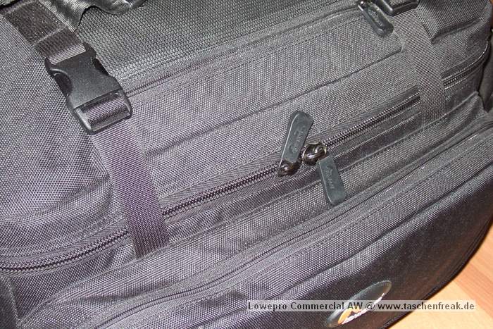 Foto von Jörg Langer\n\nKommentar des Nutzers:\n\nDer Taschendeckel wird per Reisverschluss verschlossen und um das Gewicht der Tasche nicht auf dem Reisverschluss zu "lasten" wird der Deckel mit 2 stabilen Klipsen zusätzlich gesichert. Wenn man in "Action" ist, kann man den Reisverschluss geöffnet lassen und nur die beiden Kipse benutzen um die Tasche zu tragen am oberen beldederten Handgriff.