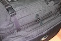 Foto von Jrg Langer\n\nKommentar des Nutzers:\n\nDer Taschendeckel wird per Reisverschluss verschlossen und um das Gewicht der Tasche nicht auf dem Reisverschluss zu "lasten" wird der Deckel mit 2 stabilen Klipsen zustzlich gesichert. Wenn man in "Action" ist, kann man den Reisverschluss geffnet lassen und nur die beiden Kipse benutzen um die Tasche zu tragen am oberen beldederten Handgriff.