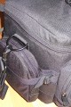Foto von Jrg Langer\n\nKommentar des Nutzers:\n\nAn beiden Seiten der Tasche knnen hier gepolsterte Seiten taschen per Slip Lock Schlaufentechnik befestigt werden die zustzlichmit einem auen gefhrten Riemen gesichert und noch strker gefestigt werden.
