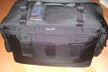 Foto von Jrg Langer\n\nKommentar des Nutzers:\n\nDie Heckansicht der groen Tasche mit den 3 Schlaufen fr einen Hftgurt. Ich kann mir ehrlich gesagt nicht vorstellen, wer diese Tasche als Hfttasche tragen knnte, aber es ist grundstzlich mglich. Soweit mir bekannt ist, dienen diese 3 Schlaufen auch zur Befestigung des Backpack Harness (Rucksacktragegeschirr) welches noch nicht geliefert wurde...\n\nDesweiteren ist eine weitere Reisverschlusstasche hinten integriert, in der man gut eine Zeiutung oder die Graukarte unterbringen kann.