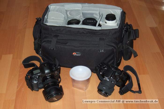 Foto von Jörg Langer\n\nKommentar des Nutzers:\n\nDas größte Taschenmodell von Lowepro aus der Pro Serie.\nExtrem robust und sehr vielseitig einzuteilen. Voll gepackt allerdings nur für kurze Transportwege zu Fuß geeignet ungeachtet der körperlichen Verfassung des Trägers. Es geht viel Ausrüstung rein und damit auch viel Gewicht.