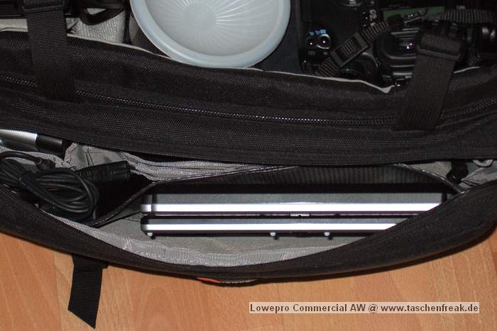 Foto von Jörg Langer\n\nKommentar des Nutzers:\n\nVordertasche - hier gefüllt mit einem kleinen Notebook (in diesem Falle ein LIFEBOOK P1510 mit großem Akku) und Netzteil und Strtomkabel sowie USB 2.0 Kartenleser nebenan.