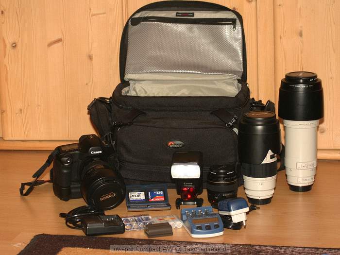 Lowepro Compact AW\n\nFoto von Frank Schner - VIELEN DANK!\n\nKommentar des Nutzers:\n\nHallo Jrg,\n\nhier noch 2 Bilder von der LowePro Compact AW\n\nViele Gre Frank\n\nHauptfach:\nCanon 5D mit Batteriegriff BG E-4 und angesetztem 24-105 4.0 L IS mit Geli Canon EF 70-200 2.8 L mit Geli Canon EF 100-400 4.5-5.6 L IS mit Geli Canon EF 85 1.8 Canon Speedlite 580 EX Alle Gelis umgekehrt auf dem Objektiv.\n\nFronttasche:\n2 Kamera Akkus (einer nicht auf dem Bild)\n2 Stze Blitzakkus\nHama Speicherkartenbox\nZeiss Cleaning Set (nicht auf dem Bild)\nSchreiber, kleiner Block, Visitenkarten\n\nSeitentaschen:\nLadegert Canon CB 5L (Kameraakku)\nLadegert Voltcraft IPC-1 (Blitzakkus)\n\nDie Lnge der beiden Zooms ist die absolute Obergrenze was man noch stehend in die Tasche packen kann. Der Deckel wird ganz leicht ausgebeult. Er schliet jedoch noch problemlos