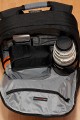 Foto von Jrg Langer\n\nRelativ groes Daypack Fach oberhalb des Kamerafaches. In diesem Fall der Beladung steht hier hochkannt ein Canon 100-400, daneben eine kleine Tasche mit Notebook Netzteil und Kabel, Steckernetzteil fr XDRIVE und Sandisk Card Reader, darber ein Blitzgert in der originalen Hlle. In der vorderen inneren Reisverschlusstasche ist das XDRIVE und die Speicherkartenmappen enthalten.