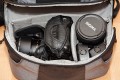 Foto von Jrg Langer\n\nHier in desem Fall der Beladungh eine 1D mit Handschlaufe und Canon 24-105 L IS inkl Geli umgedreht, Daneben das Sigma 12-24 und darunter ein Telekonverter und davor 2x NP-E3 Akkus fr Canon 1D.