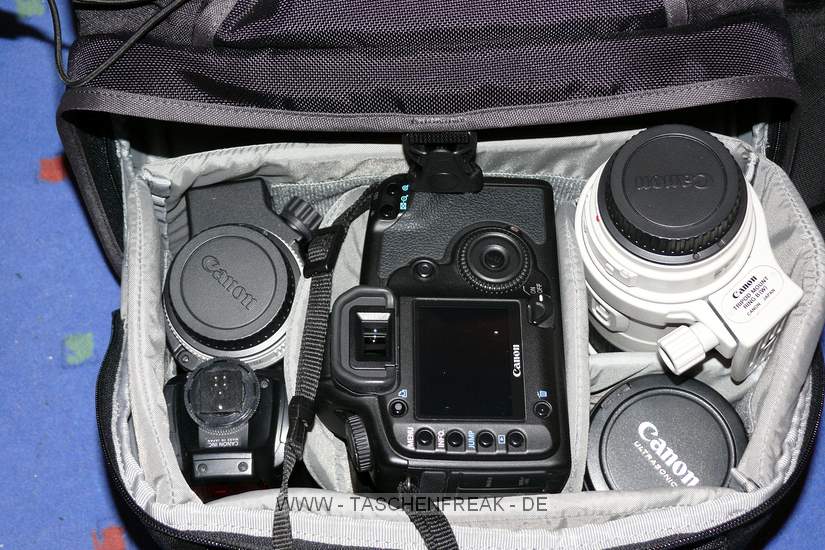 Lowepro Compu Rover AW\n\nFoto von Jrg Langer (www.taschenfreak.de)\n\nKommentar des Nutzers:\n\nDer Compu Rover lste bei uns den Compu Trekker AW ab. Das Innenvolumen ist recht hnlich und die Ausrstung passt gut hinein. Auch das Notebookfach ist extrem gro und hochwertig geschtzt.\n\nWir haben in diesem Beispiel "geladen":\nCanon 5D mit angesetztem 24-70 2.8L\nCanon 17-40\nCanon 70-200 4.0L mit Stativschelle\nCanon 300 4.0L IS mit Stativschelle\nCanon 50 1,8I\nCanon 580 EX\nKenko Pro 1,4TC\n\nAkkus, Akkus fr Blitz, Gorillapod SLR Zoom, Blasebalg, Filtermappe und ggf. Butterbrot und Trinken im Daypack oben.\n\nIn den beiden kleinen Frontaschen geht gut Handy oder PDA und Geldbrse rein.\n\nStativhaltrung ist ausklappbar und trgt auch ein relativ groes Gitzo G1348 recht gut.\n\nDas Tragesystem ist extrem gut und trotz des hohen Gewichts macht es Freude den Rucksacklange zu tragen. Und das auch als groer und "breiter" Nutzer wo andere Fotoruckscke schon zwicken und kneifen.