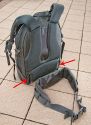 LOWEPRO COMPU ROVER AW\n\nFoto und Kommentar von Tobias Strang - VIELEN DANK!\n\nKommentar:\n\nDer Taillengurt ist abnehmbar. Er wird durch den markierten Tunnel geschoben und ist durch vier Klettverschlsse befestigt. \n\nDer Rucksack lsst sich auch sehr gut ohne den Taillengurt tragen