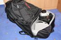 Lowepro Compu Rover AW\n\nFoto von Jrg Langer (www.taschenfreak.de)\n\nKommentar des Nutzers:\n\nDer Compu Rover lste bei uns den Compu Trekker AW ab. Das Innenvolumen ist recht hnlich und die Ausrstung passt gut hinein. Auch das Notebookfach ist extrem gro und hochwertig geschtzt.\n\nWir haben in diesem Beispiel "geladen":\nCanon 5D mit angesetztem 24-70 2.8L\nCanon 17-40\nCanon 70-200 4.0L mit Stativschelle\nCanon 300 4.0L IS mit Stativschelle\nCanon 50 1,8I\nCanon 580 EX\nKenko Pro 1,4TC\n\nAkkus, Akkus fr Blitz, Gorillapod SLR Zoom, Blasebalg, Filtermappe und ggf. Butterbrot und Trinken im Daypack oben.\n\nIn den beiden kleinen Frontaschen geht gut Handy oder PDA und Geldbrse rein.\n\nStativhaltrung ist ausklappbar und trgt auch ein relativ groes Gitzo G1348 recht gut.\n\nDas Tragesystem ist extrem gut und trotz des hohen Gewichts macht es Freude den Rucksacklange zu tragen. Und das auch als groer und "breiter" Nutzer wo andere Fotoruckscke schon zwicken und kneifen.
