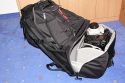 Lowepro Compu Rover AW\n\nFoto von Jrg Langer (www.taschenfreak.de)\n\nKommentar des Nutzers:\n\nDer Compu Rover lste bei uns den Compu Trekker AW ab. Das Innenvolumen ist recht hnlich und die Ausrstung passt gut hinein. Auch das Notebookfach ist extrem gro und hochwertig geschtzt.\n\nWir haben in diesem Beispiel "geladen":\nCanon 5D mit angesetztem 24-70 2.8L\nCanon 17-40\nCanon 70-200 4.0L mit Stativschelle\nCanon 300 4.0L IS mit Stativschelle\nCanon 50 1,8I\nCanon 580 EX\nKenko Pro 1,4TC\n\nAkkus, Akkus fr Blitz, Gorillapod SLR Zoom, Blasebalg, Filtermappe und ggf. Butterbrot und Trinken im Daypack oben.\n\nIn den beiden kleinen Frontaschen geht gut Handy oder PDA und Geldbrse rein.\n\nStativhaltrung ist ausklappbar und trgt auch ein relativ groes Gitzo G1348 recht gut.\n\nDas Tragesystem ist extrem gut und trotz des hohen Gewichts macht es Freude den Rucksacklange zu tragen. Und das auch als groer und "breiter" Nutzer wo andere Fotoruckscke schon zwicken und kneifen.