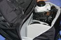 Lowepro Compu Rover AW\n\nFoto von Jrg Langer (www.taschenfreak.de)\n\nKommentar des Nutzers:\n\nDer Compu Rover lste bei uns den Compu Trekker AW ab. Das Innenvolumen ist recht hnlich und die Ausrstung passt gut hinein. Auch das Notebookfach ist extrem gro und hochwertig geschtzt.\n\nWir haben in diesem Beispiel "geladen":\nCanon 5D mit angesetztem 24-70 2.8L\nCanon 17-40\nCanon 70-200 4.0L mit Stativschelle\nCanon 300 4.0L IS mit Stativschelle\nCanon 50 1,8I\nCanon 580 EX\nKenko Pro 1,4TC\n\nAkkus, Akkus fr Blitz, Gorillapod SLR Zoom, Blasebalg, Filtermappe und ggf. Butterbrot und Trinken im Daypack oben.\n\nIn den beiden kleinen Frontaschen geht gut Handy oder PDA und Geldbrse rein.\n\nStativhaltrung ist ausklappbar und trgt auch ein relativ groes Gitzo G1348 recht gut.\n\nDas Tragesystem ist extrem gut und trotz des hohen Gewichts macht es Freude den Rucksacklange zu tragen. Und das auch als groer und "breiter" Nutzer wo andere Fotoruckscke schon zwicken und kneifen.