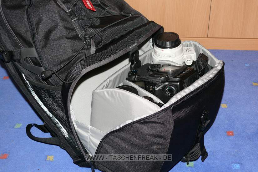 Lowepro Compu Rover AW\n\nFoto von Jrg Langer (www.taschenfreak.de)\n\nKommentar des Nutzers:\n\nDer Compu Rover lste bei uns den Compu Trekker AW ab. Das Innenvolumen ist recht hnlich und die Ausrstung passt gut hinein. Auch das Notebookfach ist extrem gro und hochwertig geschtzt.\n\nWir haben in diesem Beispiel "geladen":\nCanon 5D mit angesetztem 24-70 2.8L\nCanon 17-40\nCanon 70-200 4.0L mit Stativschelle\nCanon 300 4.0L IS mit Stativschelle\nCanon 50 1,8I\nCanon 580 EX\nKenko Pro 1,4TC\n\nAkkus, Akkus fr Blitz, Gorillapod SLR Zoom, Blasebalg, Filtermappe und ggf. Butterbrot und Trinken im Daypack oben.\n\nIn den beiden kleinen Frontaschen geht gut Handy oder PDA und Geldbrse rein.\n\nStativhaltrung ist ausklappbar und trgt auch ein relativ groes Gitzo G1348 recht gut.\n\nDas Tragesystem ist extrem gut und trotz des hohen Gewichts macht es Freude den Rucksacklange zu tragen. Und das auch als groer und "breiter" Nutzer wo andere Fotoruckscke schon zwicken und kneifen.