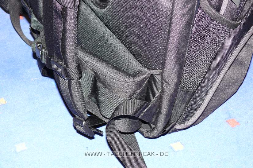 Lowepro Compu Rover AW\n\nFoto von Jrg Langer (www.taschenfreak.de)\n\nKommentar des Nutzers:\n\nDer Compu Rover lste bei uns den Compu Trekker AW ab. Das Innenvolumen ist recht hnlich und die Ausrstung passt gut hinein. Auch das Notebookfach ist extrem gro und hochwertig geschtzt.\n\nWir haben in diesem Beispiel "geladen":\nCanon 5D mit angesetztem 24-70 2.8L\nCanon 17-40\nCanon 70-200 4.0L mit Stativschelle\nCanon 300 4.0L IS mit Stativschelle\nCanon 50 1,8I\nCanon 580 EX\nKenko Pro 1,4TC\n\nAkkus, Akkus fr Blitz, Gorillapod SLR Zoom, Blasebalg, Filtermappe und ggf. Butterbrot und Trinken im Daypack oben.\n\nIn den beiden kleinen Frontaschen geht gut Handy oder PDA und Geldbrse rein.\n\nStativhaltrung ist ausklappbar und trgt auch ein relativ groes Gitzo G1348 recht gut.\n\nDas Tragesystem ist extrem gut und trotz des hohen Gewichts macht es Freude den Rucksacklange zu tragen. Und das auch als groer und "breiter" Nutzer wo andere Fotoruckscke schon zwicken und kneifen.