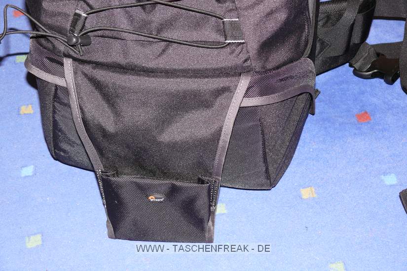 Lowepro Compu Rover AW\n\nFoto von Jörg Langer (www.taschenfreak.de)\n\nKommentar des Nutzers:\n\nDer Compu Rover löste bei uns den Compu Trekker AW ab. Das Innenvolumen ist recht ähnlich und die Ausrüstung passt gut hinein. Auch das Notebookfach ist extrem groß und hochwertig geschützt.\n\nWir haben in diesem Beispiel "geladen":\nCanon 5D mit angesetztem 24-70 2.8L\nCanon 17-40\nCanon 70-200 4.0L mit Stativschelle\nCanon 300 4.0L IS mit Stativschelle\nCanon 50 1,8I\nCanon 580 EX\nKenko Pro 1,4TC\n\nAkkus, Akkus für Blitz, Gorillapod SLR Zoom, Blasebalg, Filtermappe und ggf. Butterbrot und Trinken im Daypack oben.\n\nIn den beiden kleinen Frontaschen geht gut Handy oder PDA und Geldbörse rein.\n\nStativhaltrung ist ausklappbar und trägt auch ein relativ großes Gitzo G1348 recht gut.\n\nDas Tragesystem ist extrem gut und trotz des hohen Gewichts macht es Freude den Rucksacklange zu tragen. Und das auch als großer und "breiter" Nutzer wo andere Fotorucksäcke schon zwicken und kneifen.