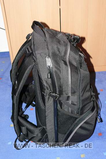Lowepro Compu Rover AW\n\nFoto von Jrg Langer (www.taschenfreak.de)\n\nKommentar des Nutzers:\n\nDer Compu Rover lste bei uns den Compu Trekker AW ab. Das Innenvolumen ist recht hnlich und die Ausrstung passt gut hinein. Auch das Notebookfach ist extrem gro und hochwertig geschtzt.\n\nWir haben in diesem Beispiel "geladen":\nCanon 5D mit angesetztem 24-70 2.8L\nCanon 17-40\nCanon 70-200 4.0L mit Stativschelle\nCanon 300 4.0L IS mit Stativschelle\nCanon 50 1,8I\nCanon 580 EX\nKenko Pro 1,4TC\n\nAkkus, Akkus fr Blitz, Gorillapod SLR Zoom, Blasebalg, Filtermappe und ggf. Butterbrot und Trinken im Daypack oben.\n\nIn den beiden kleinen Frontaschen geht gut Handy oder PDA und Geldbrse rein.\n\nStativhaltrung ist ausklappbar und trgt auch ein relativ groes Gitzo G1348 recht gut.\n\nDas Tragesystem ist extrem gut und trotz des hohen Gewichts macht es Freude den Rucksacklange zu tragen. Und das auch als groer und "breiter" Nutzer wo andere Fotoruckscke schon zwicken und kneifen.