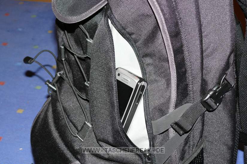 Lowepro Compu Rover AW\n\nFoto von Jrg Langer (www.taschenfreak.de)\n\nKommentar des Nutzers:\n\nDer Compu Rover lste bei uns den Compu Trekker AW ab. Das Innenvolumen ist recht hnlich und die Ausrstung passt gut hinein. Auch das Notebookfach ist extrem gro und hochwertig geschtzt.\n\nWir haben in diesem Beispiel "geladen":\nCanon 5D mit angesetztem 24-70 2.8L\nCanon 17-40\nCanon 70-200 4.0L mit Stativschelle\nCanon 300 4.0L IS mit Stativschelle\nCanon 50 1,8I\nCanon 580 EX\nKenko Pro 1,4TC\n\nAkkus, Akkus fr Blitz, Gorillapod SLR Zoom, Blasebalg, Filtermappe und ggf. Butterbrot und Trinken im Daypack oben.\n\nIn den beiden kleinen Frontaschen geht gut Handy oder PDA und Geldbrse rein.\n\nStativhaltrung ist ausklappbar und trgt auch ein relativ groes Gitzo G1348 recht gut.\n\nDas Tragesystem ist extrem gut und trotz des hohen Gewichts macht es Freude den Rucksacklange zu tragen. Und das auch als groer und "breiter" Nutzer wo andere Fotoruckscke schon zwicken und kneifen.