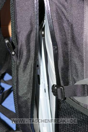 Lowepro Compu Rover AW\n\nFoto von Jrg Langer (www.taschenfreak.de)\n\nKommentar des Nutzers:\n\nDer Compu Rover lste bei uns den Compu Trekker AW ab. Das Innenvolumen ist recht hnlich und die Ausrstung passt gut hinein. Auch das Notebookfach ist extrem gro und hochwertig geschtzt.\n\nWir haben in diesem Beispiel "geladen":\nCanon 5D mit angesetztem 24-70 2.8L\nCanon 17-40\nCanon 70-200 4.0L mit Stativschelle\nCanon 300 4.0L IS mit Stativschelle\nCanon 50 1,8I\nCanon 580 EX\nKenko Pro 1,4TC\n\nAkkus, Akkus fr Blitz, Gorillapod SLR Zoom, Blasebalg, Filtermappe und ggf. Butterbrot und Trinken im Daypack oben.\n\nIn den beiden kleinen Frontaschen geht gut Handy oder PDA und Geldbrse rein.\n\nStativhaltrung ist ausklappbar und trgt auch ein relativ groes Gitzo G1348 recht gut.\n\nDas Tragesystem ist extrem gut und trotz des hohen Gewichts macht es Freude den Rucksacklange zu tragen. Und das auch als groer und "breiter" Nutzer wo andere Fotoruckscke schon zwicken und kneifen.
