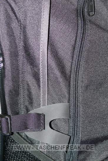 Lowepro Compu Rover AW\n\nFoto von Jrg Langer (www.taschenfreak.de)\n\nKommentar des Nutzers:\n\nDer Compu Rover lste bei uns den Compu Trekker AW ab. Das Innenvolumen ist recht hnlich und die Ausrstung passt gut hinein. Auch das Notebookfach ist extrem gro und hochwertig geschtzt.\n\nWir haben in diesem Beispiel "geladen":\nCanon 5D mit angesetztem 24-70 2.8L\nCanon 17-40\nCanon 70-200 4.0L mit Stativschelle\nCanon 300 4.0L IS mit Stativschelle\nCanon 50 1,8I\nCanon 580 EX\nKenko Pro 1,4TC\n\nAkkus, Akkus fr Blitz, Gorillapod SLR Zoom, Blasebalg, Filtermappe und ggf. Butterbrot und Trinken im Daypack oben.\n\nIn den beiden kleinen Frontaschen geht gut Handy oder PDA und Geldbrse rein.\n\nStativhaltrung ist ausklappbar und trgt auch ein relativ groes Gitzo G1348 recht gut.\n\nDas Tragesystem ist extrem gut und trotz des hohen Gewichts macht es Freude den Rucksacklange zu tragen. Und das auch als groer und "breiter" Nutzer wo andere Fotoruckscke schon zwicken und kneifen.