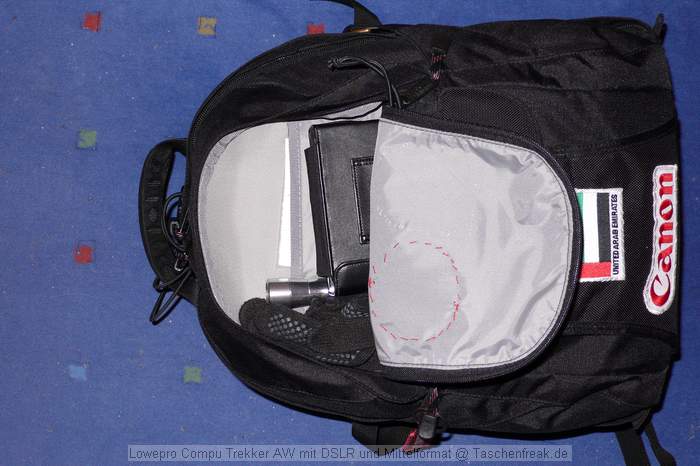 Lowepro CompuTrekker AW mit DSLR und Mittelformat\n\nFoto von Jrg Langer\n\nKommentar des Nutzers:\n\nDer Lowepro CompuTrekker ist unseres Erachtens der beste Verwandlungsknstler den es unter den Fotoruckscken gibt. Mit ein paar zustzlichen Raumteilern kann man nahezu alles mit Ihm anstellen.\n\nWir verstauen hier im Hauptfach:\n5D mit BG und RRS L-Winkel\nmit angesetztem Canon 24-70 2,8L USM mit ungedrehter Geli,\nSigma 12-24 fr die Canon DSLR\nSigma 150 2,8 fr die Canon DSLR\nCanon Blitz 580 EX mit 8 zustzlichen Akkus\nTimer Fernbedienung\n\nMamiya RB67 mit Prismensuche und 120er Filmmagazin\nmit angesetztem 3,8 127mm Mamiya Objektiv\nzustzlichem WW 4,5 65mm Mamiya Objektiv\nzustzlichem Lichtschachtsucher\n\nIm Deckelinnenfach sind bneide Gummiu Gelis fr die Mamiya und der Doppeldrahtauslser, sowie Akkus und Speicher fr die DSLR.\n\nIn der vordertasche (auen) sind:\n30 Rollfilme in Lowepro Filmtaschen\nLowepro Handschuhe\nNexto CF Mobiler Speicher fr die DSLR\nTaschenlampe und 77er B&W Polfilter in der B&W Box\n\nDas Notebookfach ist leerr, bzw. bietet Platz fr Reisefhrer, GPS-PDA oder andere Unterlagen.\n\nSo bepackt ist er nicht leicht aber besser zu tragen wie beide Ausrstungen getrannt in Schultertaschen.