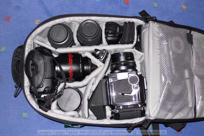 Lowepro CompuTrekker AW mit DSLR und Mittelformat\n\nFoto von Jrg Langer\n\nKommentar des Nutzers:\n\nDer Lowepro CompuTrekker ist unseres Erachtens der beste Verwandlungsknstler den es unter den Fotoruckscken gibt. Mit ein paar zustzlichen Raumteilern kann man nahezu alles mit Ihm anstellen.\n\nWir verstauen hier im Hauptfach:\n5D mit BG und RRS L-Winkel\nmit angesetztem Canon 24-70 2,8L USM mit ungedrehter Geli,\nSigma 12-24 fr die Canon DSLR\nSigma 150 2,8 fr die Canon DSLR\nCanon Blitz 580 EX mit 8 zustzlichen Akkus\nTimer Fernbedienung\n\nMamiya RB67 mit Prismensuche und 120er Filmmagazin\nmit angesetztem 3,8 127mm Mamiya Objektiv\nzustzlichem WW 4,5 65mm Mamiya Objektiv\nzustzlichem Lichtschachtsucher\n\nIm Deckelinnenfach sind bneide Gummiu Gelis fr die Mamiya und der Doppeldrahtauslser, sowie Akkus und Speicher fr die DSLR.\n\nIn der vordertasche (auen) sind:\n30 Rollfilme in Lowepro Filmtaschen\nLowepro Handschuhe\nNexto CF Mobiler Speicher fr die DSLR\nTaschenlampe und 77er B&W Polfilter in der B&W Box\n\nDas Notebookfach ist leerr, bzw. bietet Platz fr Reisefhrer, GPS-PDA oder andere Unterlagen.\n\nSo bepackt ist er nicht leicht aber besser zu tragen wie beide Ausrstungen getrannt in Schultertaschen.