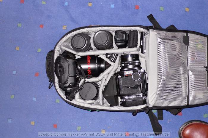 Lowepro CompuTrekker AW mit DSLR und Mittelformat\n\nFoto von Jrg Langer\n\nKommentar des Nutzers:\n\nDer Lowepro CompuTrekker ist unseres Erachtens der beste Verwandlungsknstler den es unter den Fotoruckscken gibt. Mit ein paar zustzlichen Raumteilern kann man nahezu alles mit Ihm anstellen.\n\nWir verstauen hier im Hauptfach:\n5D mit BG und RRS L-Winkel\nmit angesetztem Canon 24-70 2,8L USM mit ungedrehter Geli,\nSigma 12-24 fr die Canon DSLR\nSigma 150 2,8 fr die Canon DSLR\nCanon Blitz 580 EX mit 8 zustzlichen Akkus\nTimer Fernbedienung\n\nMamiya RB67 mit Prismensuche und 120er Filmmagazin\nmit angesetztem 3,8 127mm Mamiya Objektiv\nzustzlichem WW 4,5 65mm Mamiya Objektiv\nzustzlichem Lichtschachtsucher\n\nIm Deckelinnenfach sind bneide Gummiu Gelis fr die Mamiya und der Doppeldrahtauslser, sowie Akkus und Speicher fr die DSLR.\n\nIn der vordertasche (auen) sind:\n30 Rollfilme in Lowepro Filmtaschen\nLowepro Handschuhe\nNexto CF Mobiler Speicher fr die DSLR\nTaschenlampe und 77er B&W Polfilter in der B&W Box\n\nDas Notebookfach ist leerr, bzw. bietet Platz fr Reisefhrer, GPS-PDA oder andere Unterlagen.\n\nSo bepackt ist er nicht leicht aber besser zu tragen wie beide Ausrstungen getrannt in Schultertaschen.